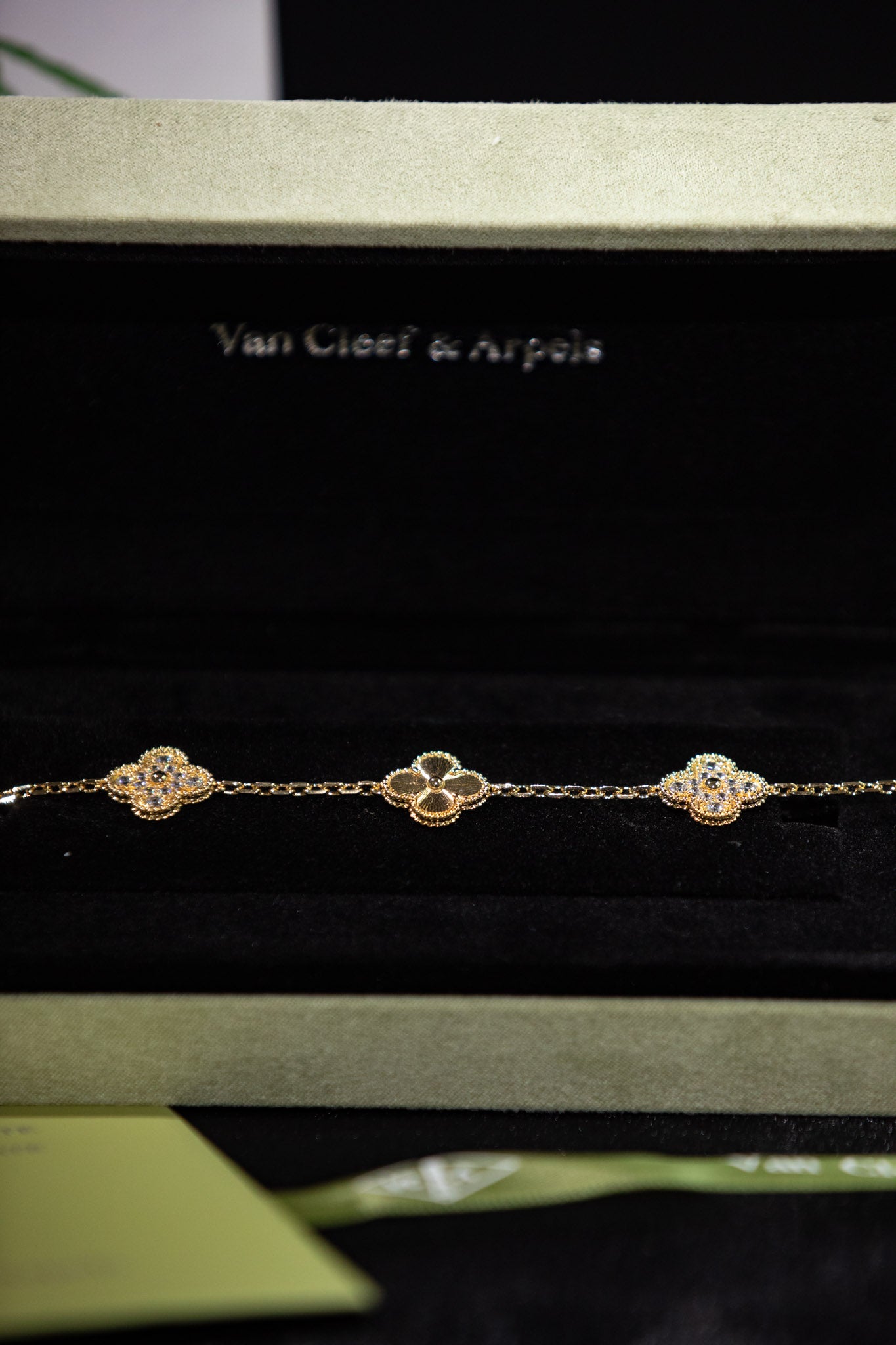 PULSERA VAN CLEFF CON BAÑO DE ORO DE 18K