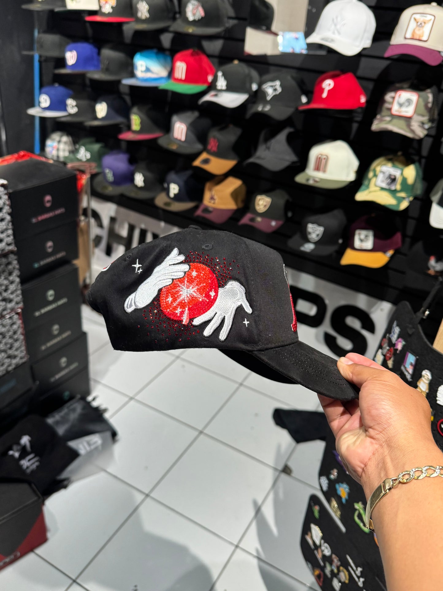31 HATS “MAGO ROJA”