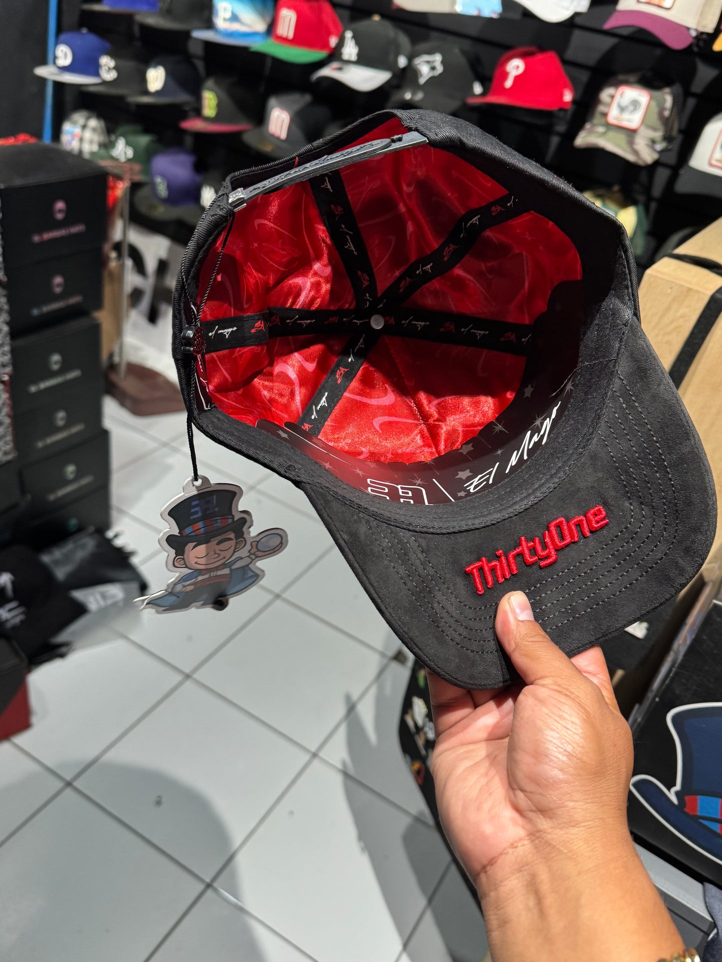 31 HATS “MAGO ROJA”