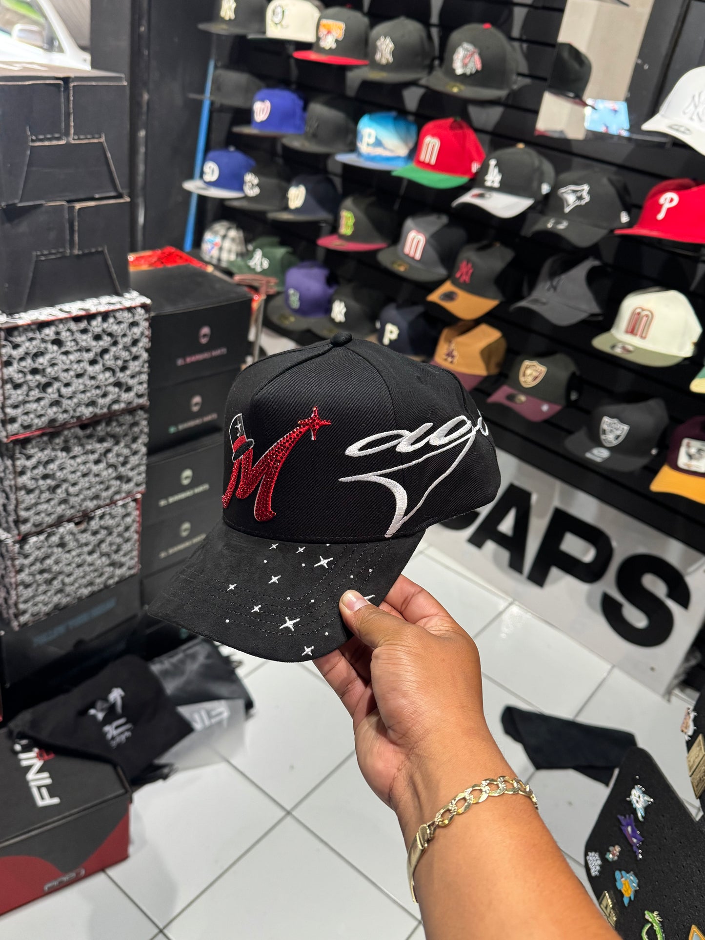 31 HATS “MAGO ROJA”