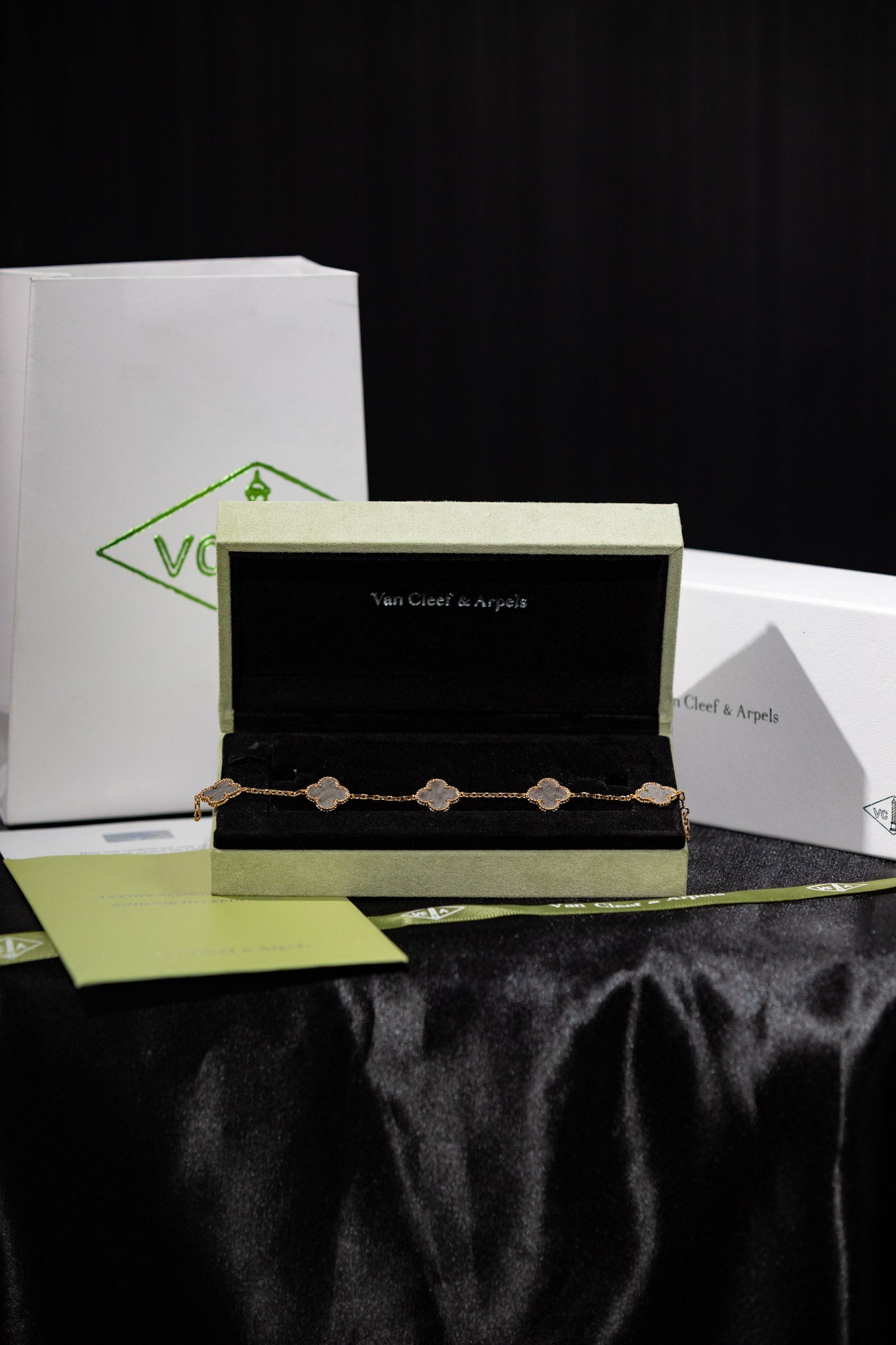 PULSERA VAN CLEFF CON BAÑO DE ORO DE 18K