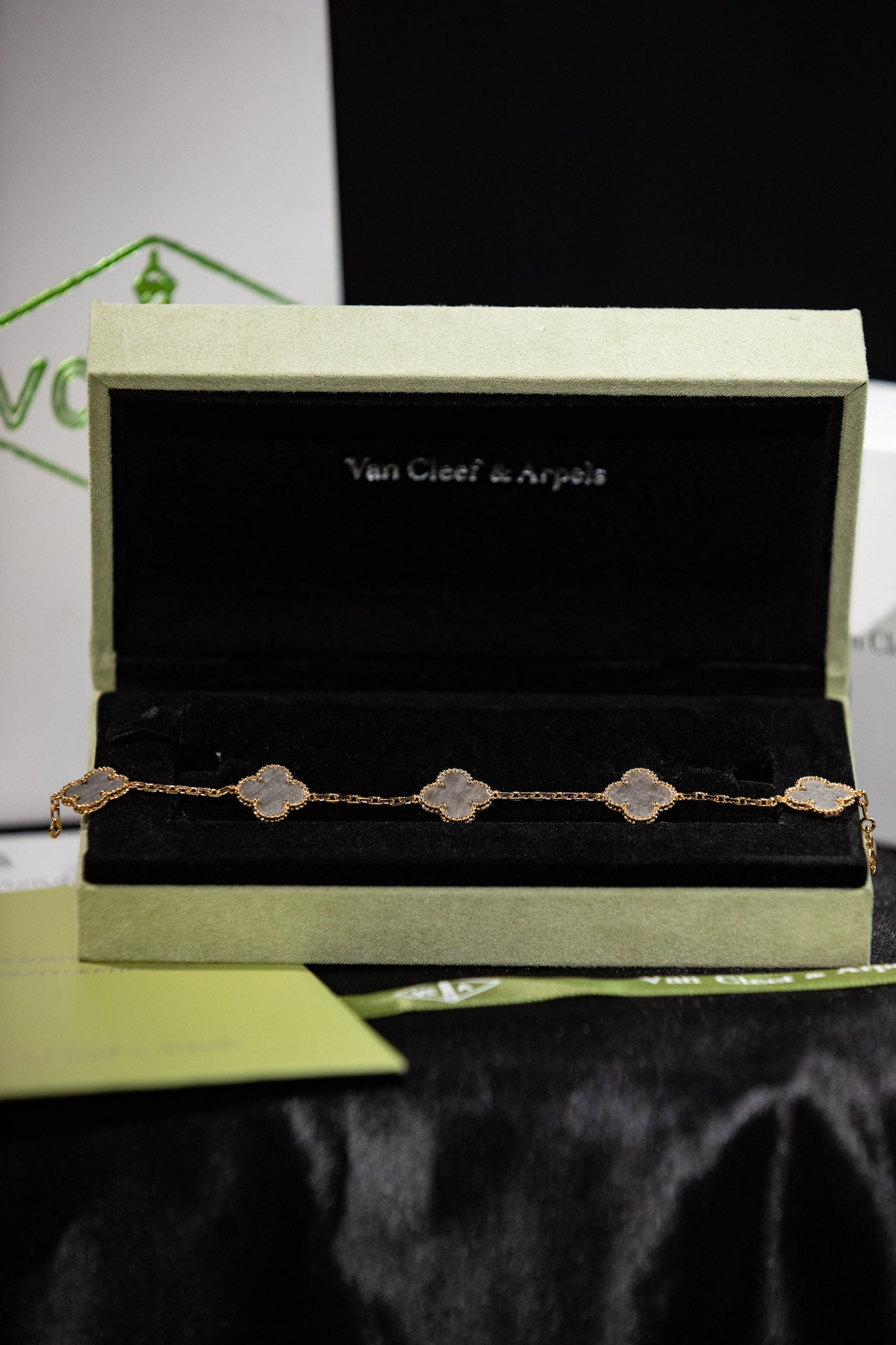 PULSERA VAN CLEFF CON BAÑO DE ORO DE 18K