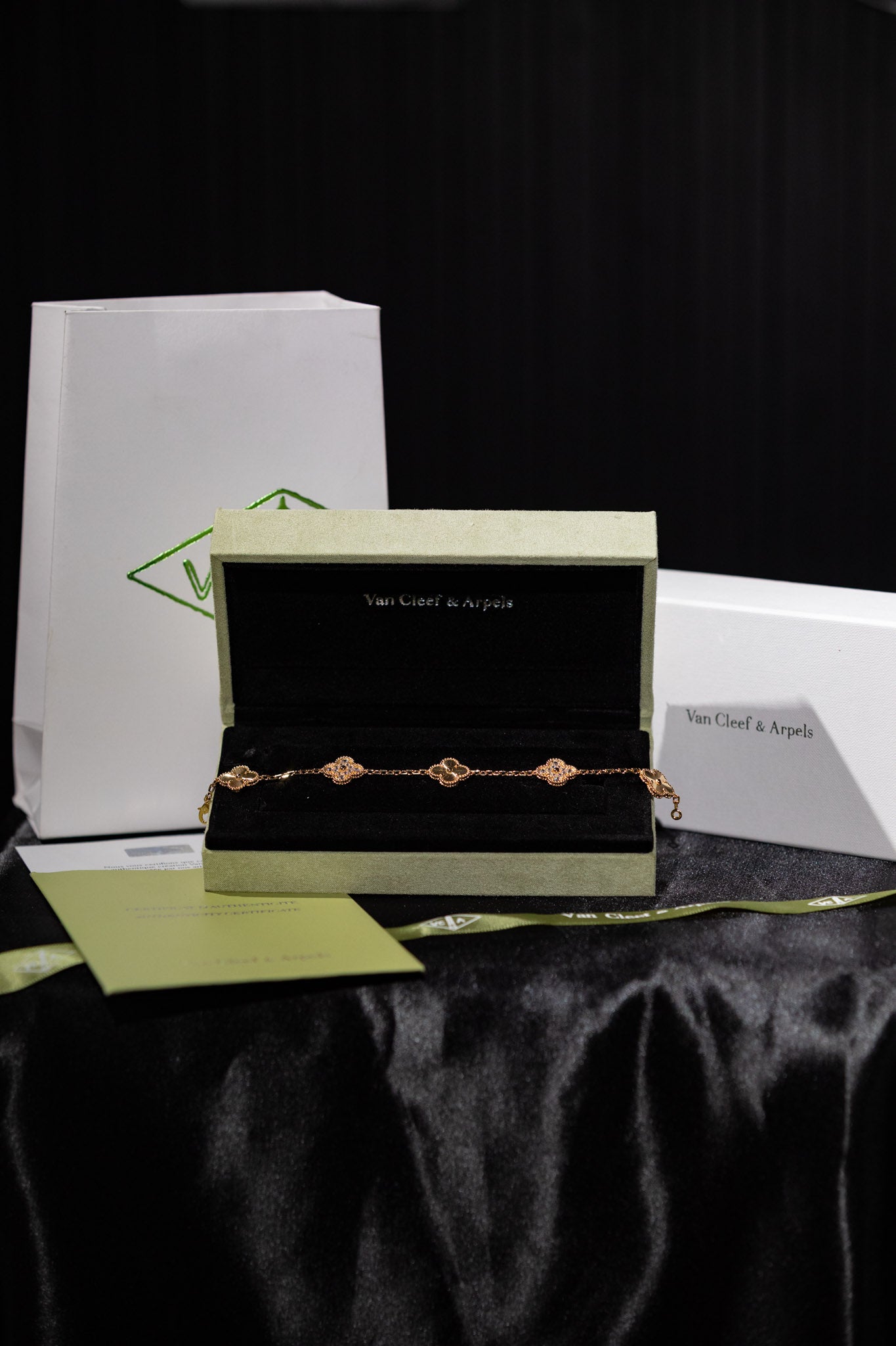 PULSERA VAN CLEFF CON BAÑO DE ORO DE 18K