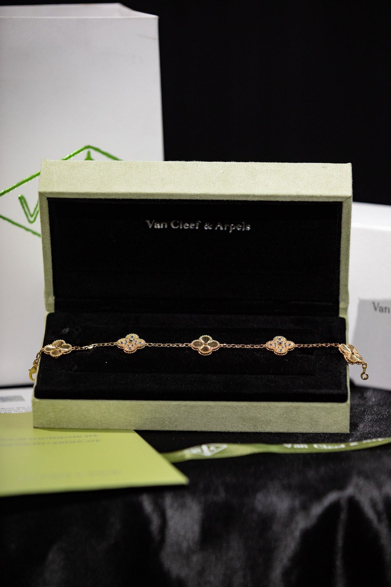 PULSERA VAN CLEFF CON BAÑO DE ORO DE 18K