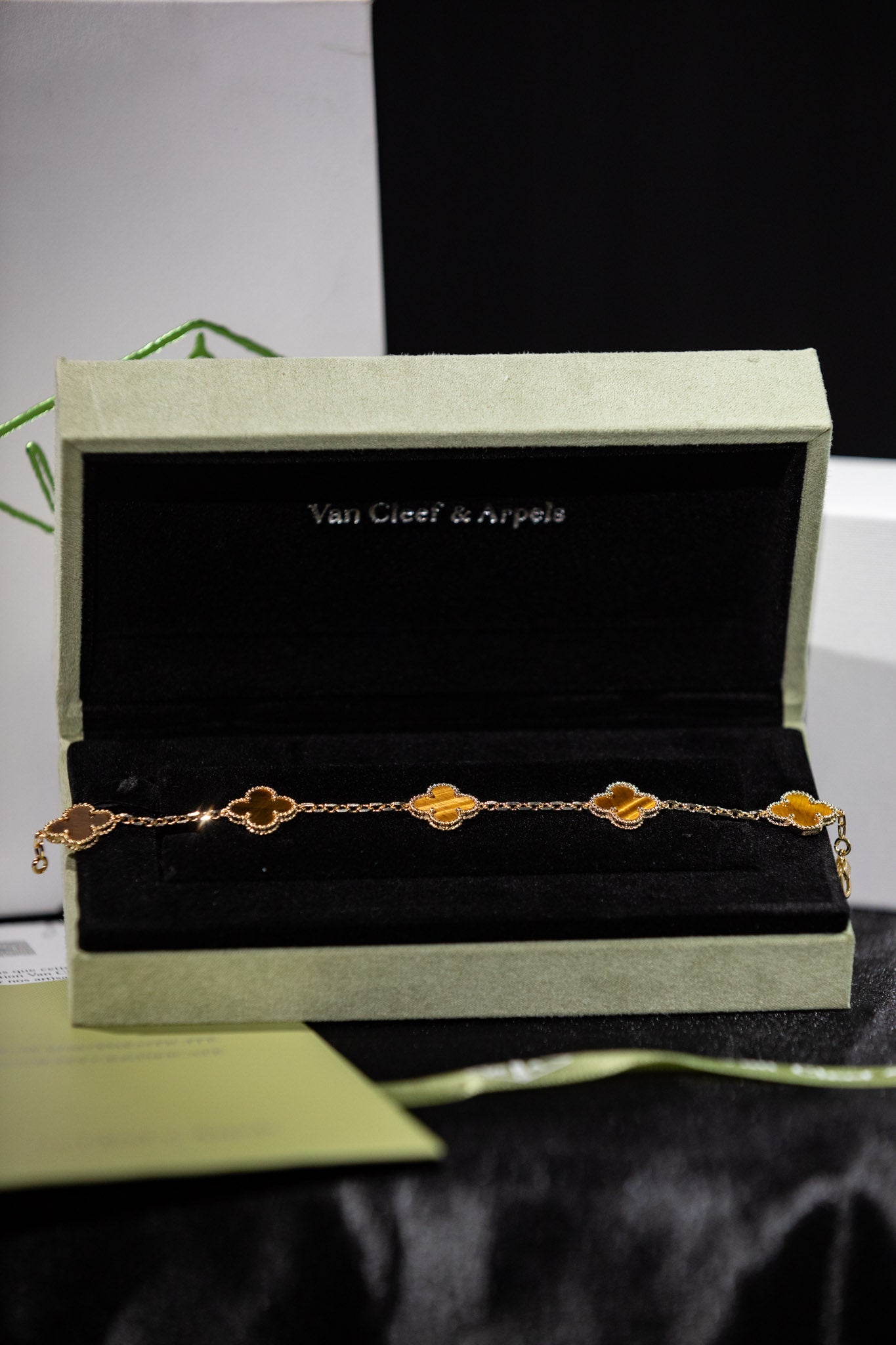 PULSERA VAN CLEFF CON BAÑO DE ORO DE 18K